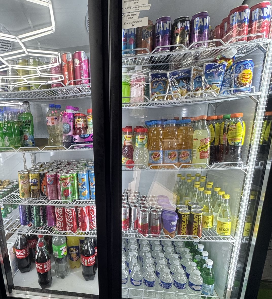 Frigos remplis de Capri-Sun, Chupa Chups, Oasis, Schweppes, canettes et bouteilles d'eau